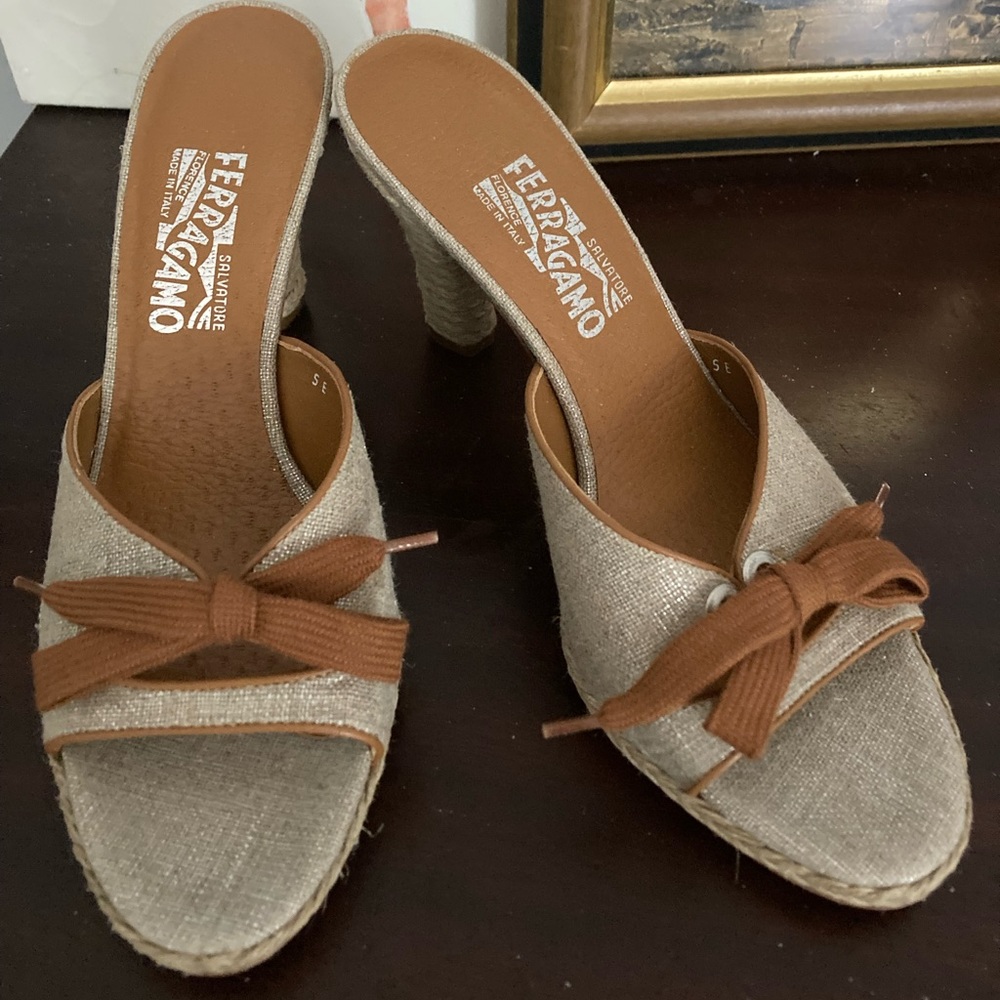 NWOT Ferragamo Linen High Heel Sandals With Rattan Heel & Front Bow, Size 9